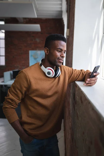 Afrikanischer Geschäftsmann Der Mit Ausgeschaltetem Kopfhörer Büro Steht Und Videoanrufe — Stockfoto