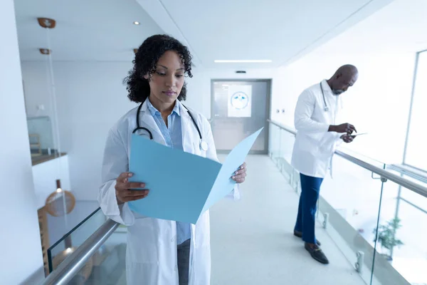 Médico Masculino Feminino Diverso Lendo Prontuário Paciente Usando Tablet Digital — Fotografia de Stock