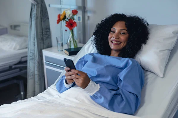 Retrato Uma Paciente Afro Americana Sorridente Deitada Cama Hospital Usando — Fotografia de Stock