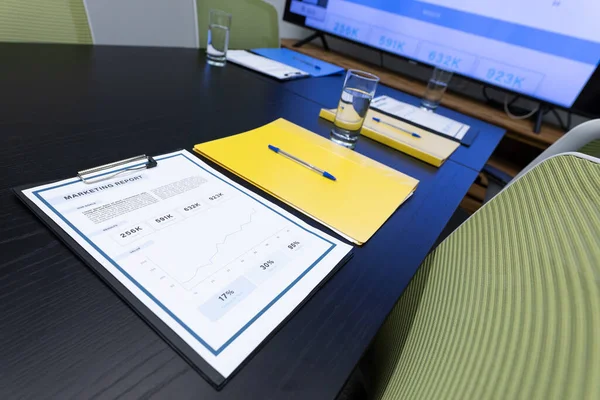 Kantoortafel Met Computermonitor Documenten Glazen Water Zakelijke Artikelen Een Modern — Stockfoto