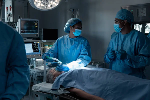 마스크를 수술중에 환자를 시키는 의사들 코로나 바이러스 유행병 유행하는 서비스 — 스톡 사진