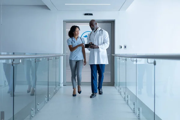 Diverso Médico Masculino Femenino Caminando Pasillo Del Hospital Hablando Mirando — Foto de Stock