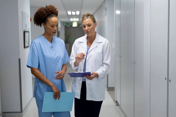 Dos Doctoras Diversas Pie Pasillo Del Hospital Mirando Documento Historia — Foto de Stock