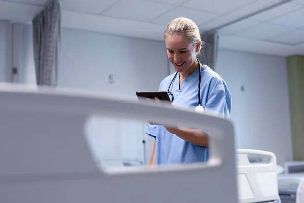 Smiling Caucasian Female Doctor Hospital Wearing Scrubs Stethoscope Using Tablet — Stock Photo, Image