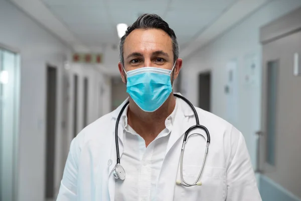 Portret Van Een Gemengde Rasdokter Met Gezichtsmasker Gang Van Het — Stockfoto