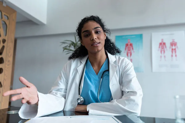 Masadaki Melez Kadın Doktor Görüntülü Görüşme Sırasında Konuşuyor Kol Hareketi — Stok fotoğraf