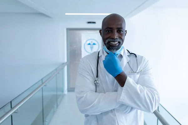 Portrait Médecin Afro Américain Souriant Dans Couloir Hôpital Tenant Masque — Photo