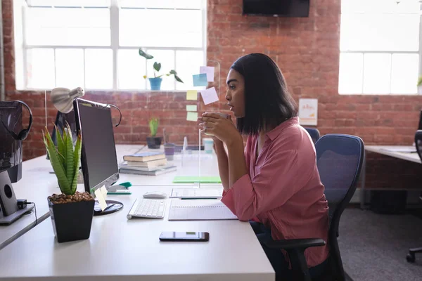 Gemischte Geschäftsfrau Die Büro Vor Dem Computer Sitzt Und Kaffee — Stockfoto