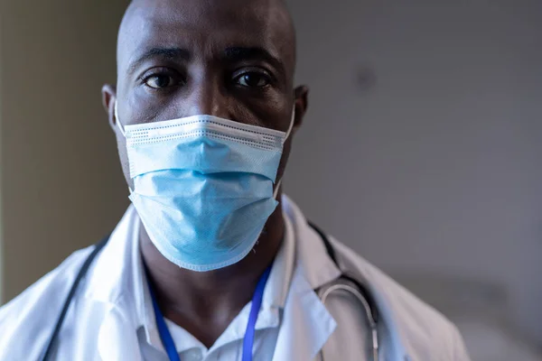 Retrato Médico Afro Americano Hospital Usar Máscara Facial Profissional Médico — Fotografia de Stock