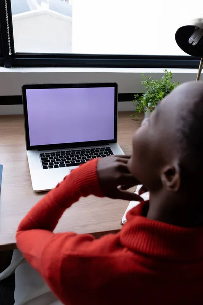 Donna Affari Afroamericana Seduta Alla Scrivania Che Videochiamate Usando Laptop — Foto Stock