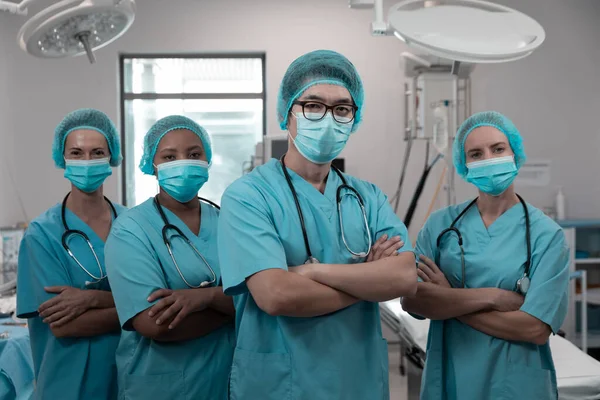 Diverso Grupo Médicos Hombres Mujeres Pie Quirófano Con Máscaras Faciales — Foto de Stock