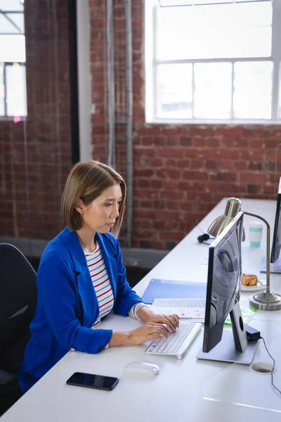 Asian Businesswoman Sitting Office Front Computer Sneeze Shield Independent Creative — Stock Photo, Image