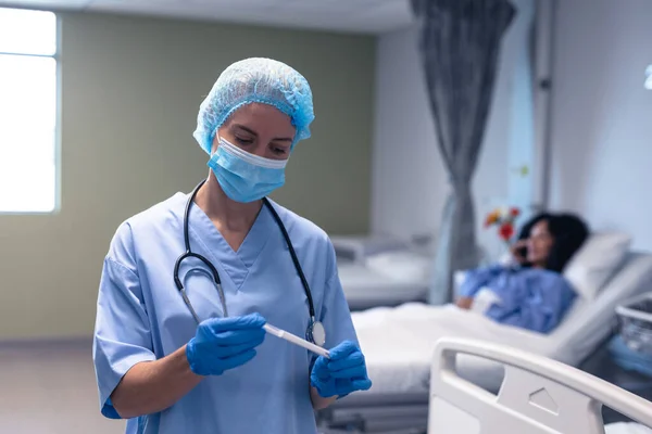 Yüz Maskesi Takmış Ameliyat Eldiveni Tutan Beyaz Kadın Doktor Hastanede — Stok fotoğraf