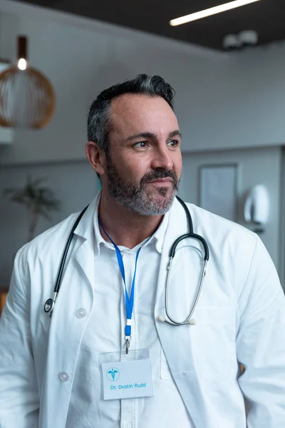 Portrait Médecin Caucasien Avec Stéthoscope Blouse Laboratoire Hôpital Médicaments Services — Photo