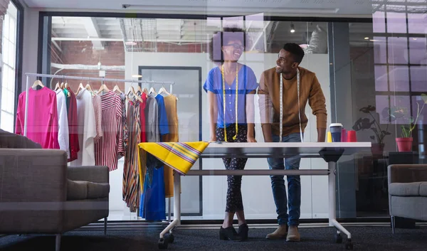 Diversi Stilisti Moda Maschili Femminili Lavoro Discutono Guardano Schizzi Attività — Foto Stock