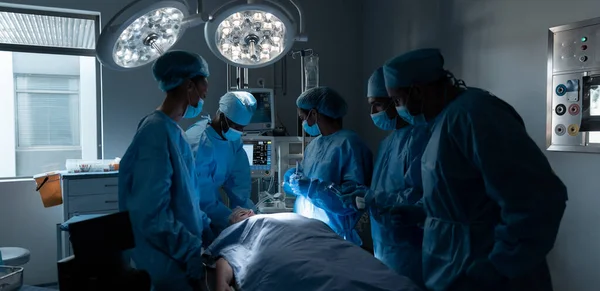 Olika Kirurger Med Ansiktsmasker Och Skyddskläder Operation Sjukhus Driftteater Medicin — Stockfoto