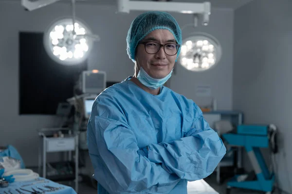 Porträt Eines Asiatischen Chirurgen Mit Gesenkter Gesichtsmaske Der Operationssaal Lächelt — Stockfoto