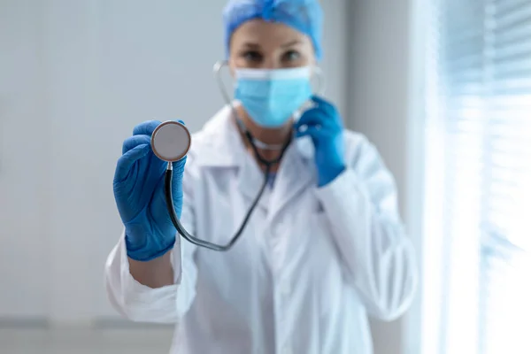 Médica Branca Usando Máscara Facial Segurando Estetoscópio Para Câmera Medicina — Fotografia de Stock