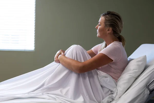 Portrait Caucasian Female Patient Sitting Hospital Bed Looking Ahead Medicine — Stock Photo, Image