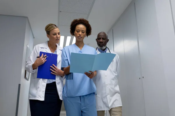 Tres Médicos Diversos Hombres Mujeres Pie Pasillo Del Hospital Mirando — Foto de Stock