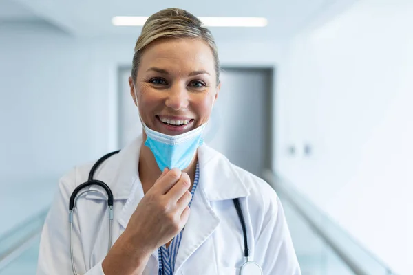 Portrait Happy Caucasian Female Doctor Wearing Mask Standing Hospital Corridor — Stock Photo, Image