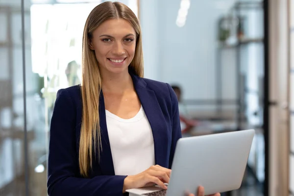 Feliz Mujer Negocios Caucásica Pie Pasillo Con Ordenador Portátil Mirando — Foto de Stock