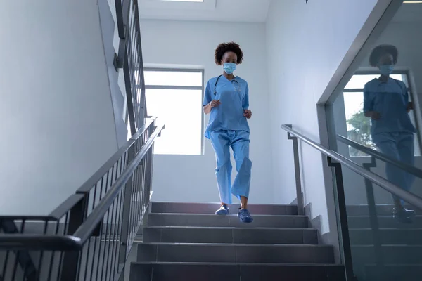 Yüz Maskesi Takmış Melez Kadın Doktor Hastane Merdivenlerinden Aşağı Inen — Stok fotoğraf