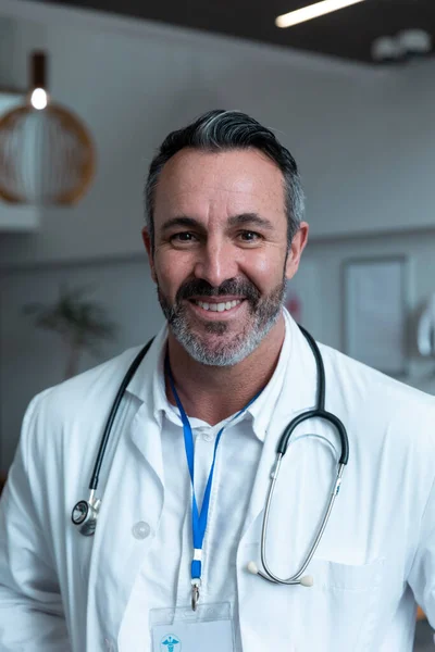 病院でラボコートを着て聴診器で笑顔の白人男性医師の肖像画 コロナウイルスの19大流行時の医療 医療サービス — ストック写真