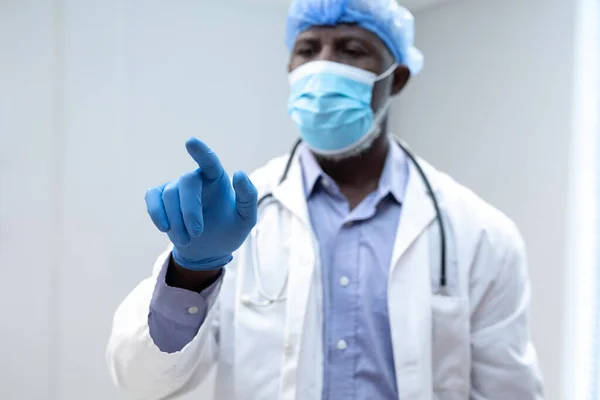 仮想インタラクティブインターフェイスを使用して顔マスクを身に着けているアフリカ系アメリカ人男性医師 コロナウイルスにおける医療 医療サービス Covid 19パンデミック — ストック写真