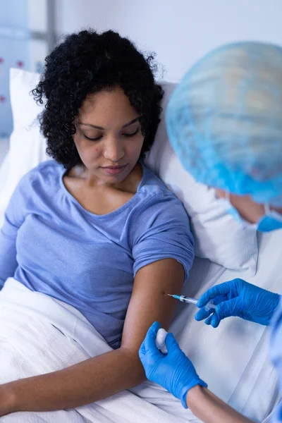 Белая Женщина Врач Больнице Маске Лица Прививает Африканскую Американскую Пациентку — стоковое фото
