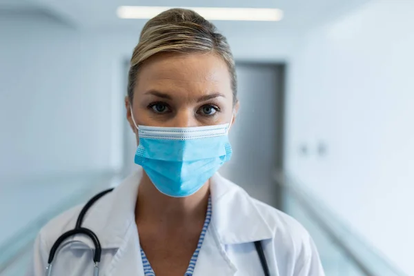 Ritratto Dottoressa Caucasica Che Indossa Una Maschera Piedi Nel Corridoio — Foto Stock