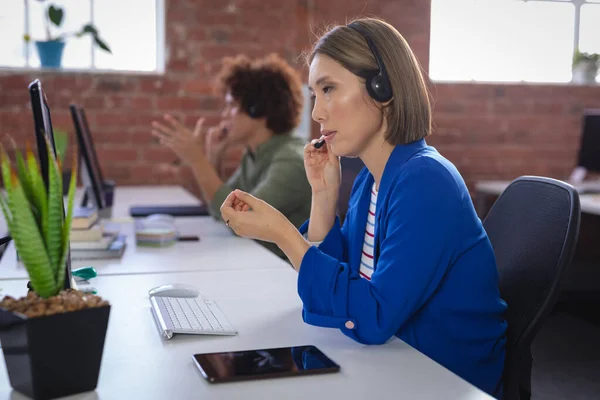 Asian Businesswoman Sitting Front Computer Wearing Headset Having Video Call — Stock Photo, Image