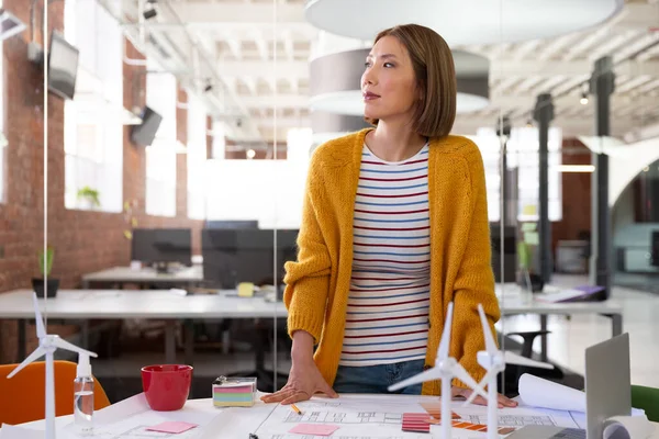 Retrato Una Mujer Negocios Asiática Escribiendo Colocando Notas Plano Negocio — Foto de Stock