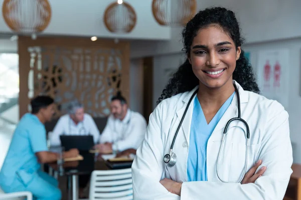 Portrait Smiling Asian Female Doctor Colleagues Discussion Background Medicine Health — Stockfoto