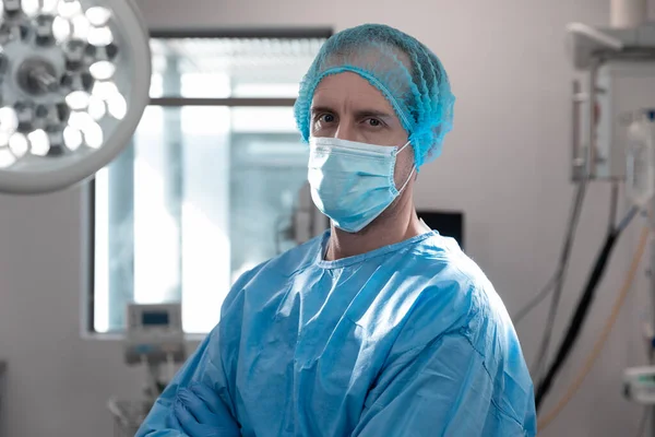 男医生头戴口罩站在手术室的画像 Coronavirus Covid大流行病期间的医疗 保健和保健服务 — 图库照片