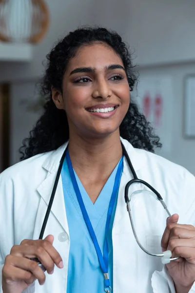 Porträt Einer Lächelnden Mischlingsärztin Mit Stethoskop Laborkittel Krankenhaus Medizin Gesundheit — Stockfoto