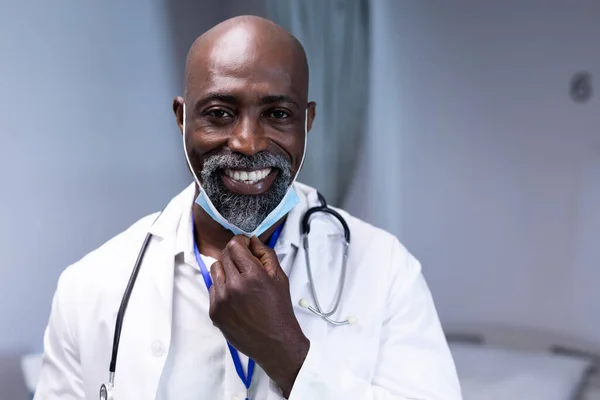 Retrato Médico Afroamericano Hospital Sonriendo Cámara Con Máscara Facial Profesional — Foto de Stock