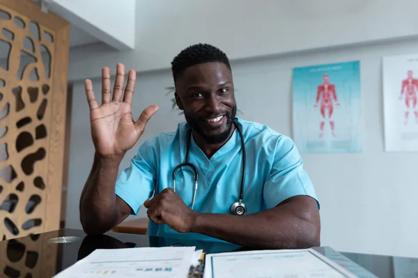 Médico Afroamericano Escritorio Hablando Haciendo Gestos Durante Consulta Videollamadas Telemedicina — Foto de Stock