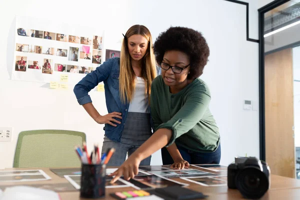 Diverse Vrouwelijke Collega Brainstormen Naar Foto Vergaderzaal Onafhankelijke Creatieve Business — Stockfoto