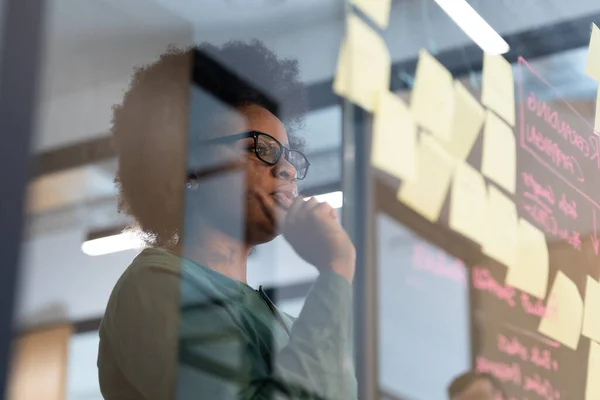 Afrykańska Amerykańska Bizneswoman Patrząca Szklaną Ścianę Lepkimi Notatkami Myślącymi Osoba — Zdjęcie stockowe