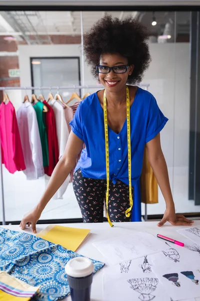 Feliz Diseñador Moda Mixta Trabajando Oficina Con Sastre Centímetro Cuello —  Fotos de Stock