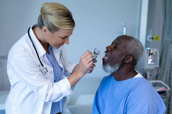 Medico Donna Caucasica Che Esamina Gola Paziente Afroamericano Sesso Maschile — Foto Stock