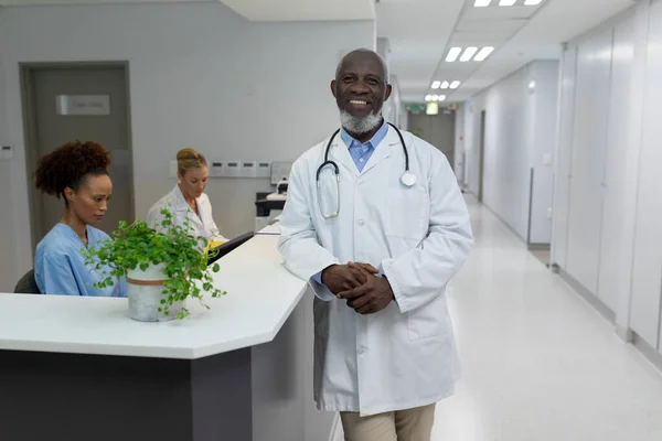 Ritratto Medico Afro Americano Piedi Corridoio Ospedale Sorridente Alla Telecamera — Foto Stock