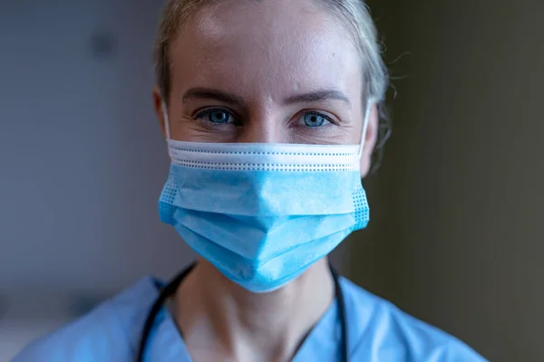 Porträtt Kaukasisk Kvinnlig Läkare Bär Ansiktsmask Och Skurar Tittar Kameran — Stockfoto