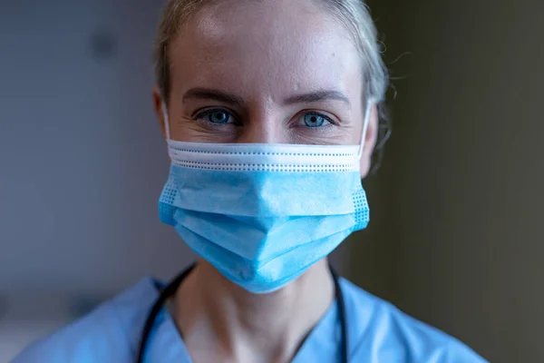 Portret Van Een Blanke Vrouwelijke Arts Met Gezichtsmasker Scrubs Die — Stockfoto