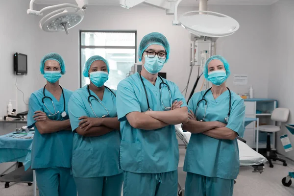 Różnorodna Grupa Lekarzy Stojących Sali Operacyjnej Maskach Medycyna Zdrowie Opieka — Zdjęcie stockowe