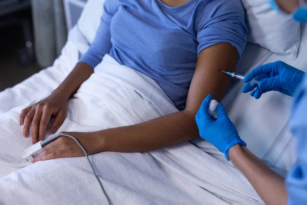 Mittsektion Kaukasisk Kvinnlig Läkare Sjukhus Vaccinerar Afrikansk Amerikansk Kvinnlig Patient — Stockfoto