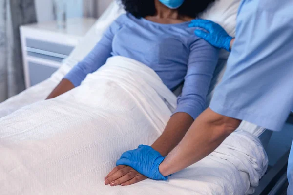 Mittelteil Einer Kaukasischen Ärztin Krankenhaus Tröstet Patientin Bett Mit Gesichtsmaske — Stockfoto