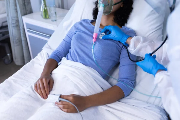 Médica Caucasiana Examinando Com Estetoscópio Afro Americana Paciente Com Ventilador — Fotografia de Stock