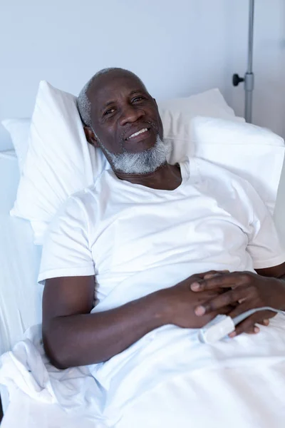 Πορτρέτο Ενός Αφροαμερικανού Ασθενή Ξαπλωμένου Στο Κρεβάτι Του Νοσοκομείου Χαμογελώντας — Φωτογραφία Αρχείου